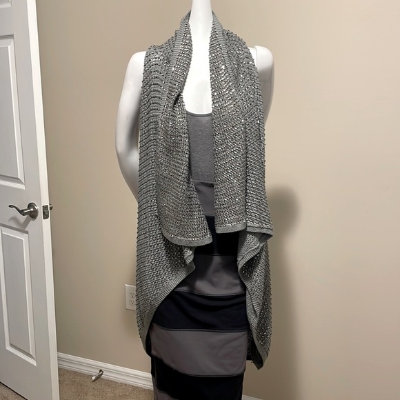 ALICE + OLIVIA FIULLY EMBELLISHED ASYMMETRICAL SLEEVELESS SWEATER WRAP NWOT M - Picture 4 of 16